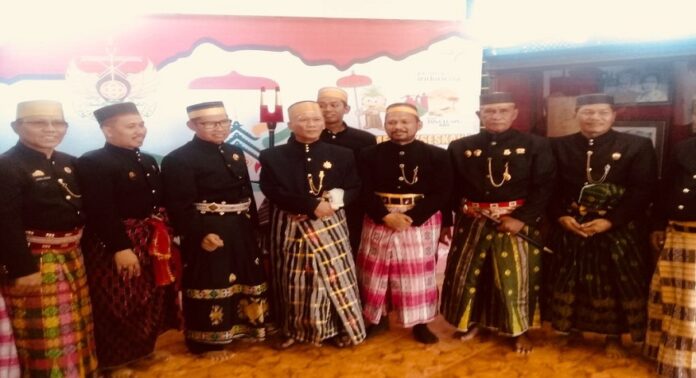 Foto:  Datu Luwu, La Maradang Mackulau Opu To Bau (tengah). (foto: ist/ettapedia)