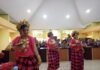 Baju Bodo dalam Pesta Adat Bugis Makassar Remaja Putri menampilkan "Tari Paduppa" dalam Baju Bodo yang cantik dan menawan. (foto: mfaridwm/palontaraq)