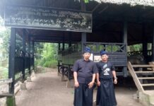 Asal Usul Kata Bulukumba dalam Perspektif Sejarah dan Budaya Penulis di depan pintu gerbang kawasan dat Tana Toa Kajang, Bulukumba. (foto: ist/palontaraq)