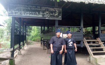 Asal Usul Kata Bulukumba dalam Perspektif Sejarah dan Budaya Penulis di depan pintu gerbang kawasan dat Tana Toa Kajang, Bulukumba. (foto: ist/palontaraq)