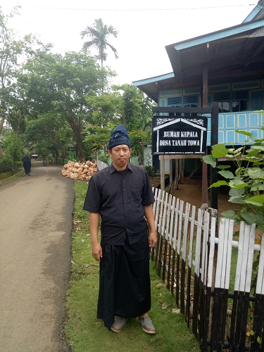 Penulis di depan Rumah kepala desa Tana Toa, kajang, Bulukumba. (foto: ist/*)