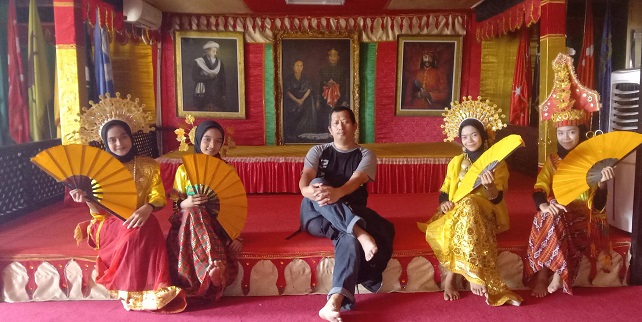 Penulis dalam Museum Balla Lompoa. (foto: ist/*)