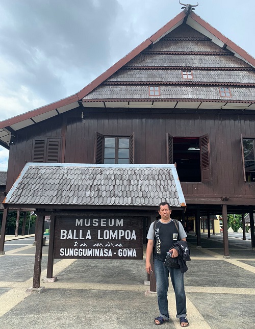 Penulis di depan Museum Balla Lompoa. (foto: ist/*)
