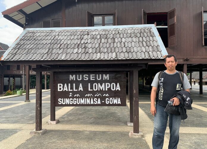 Penulis di depan Museum Balla Lompoa. (foto: ist/*)