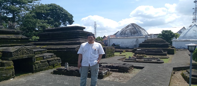 Penulis dalam Kompleks Pemakaman Raja Bone, Arung Palakka di Gowa. (foto: ist/*)