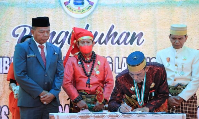 Pengukuhan Ketua Lembaga Adat Karaeng Langnge-langnge. (foto: ist/*)