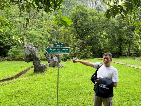 Penulis dalam Kawasan Taman Arkeologi Leang-leang. (foto: ist/*)