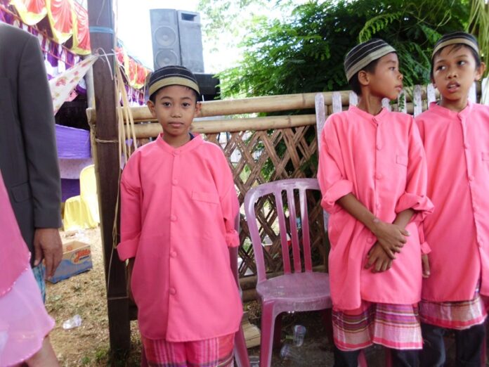 Ilustrasi - Anak Bugis memakai baju adat. (foto: ist/*)