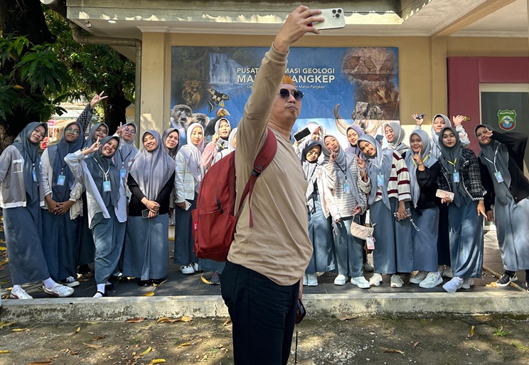 Penulis saat memandu siswi/santri dalam field trip 2025, dimulai dari PIG Maros-Pangkep. (foto: ist/*)