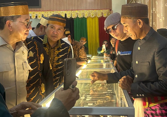 Menbud RI, Fadli Zon dalam Pameran Bilah Pusaka di Baruga B Kantor Pemkab Maros. (foto: hasbi/*)