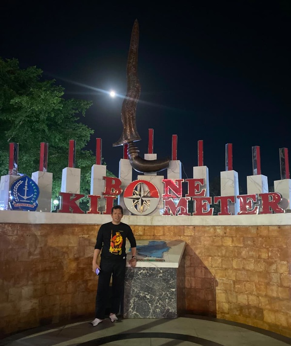 Penulis berfose di depan Monumen Kawali di Titik 0 Kilometer Kabupaten Bone. (foto: ist/*)
