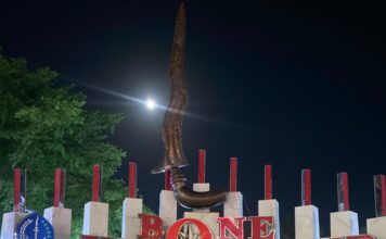 Monumen Badik di Kabupaten Bone: Simbol Sejarah, Kehormatan, dan Falsafah Hidup Orang Bugis Monumen Kawali di Titik 0 Kilomer Kabupaten Bone. (foto: ist/*)