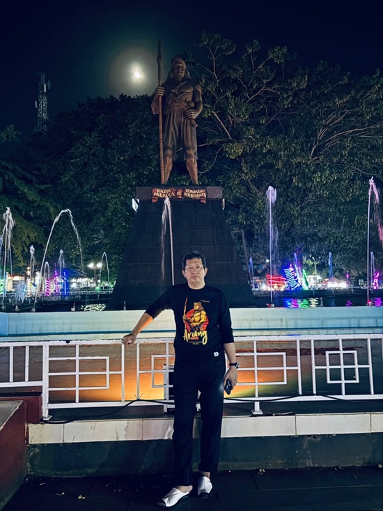 Penulis berfose di depan Monumen Arung Palakka di Lapangan Merdeka Bone. (foto: ist/*)