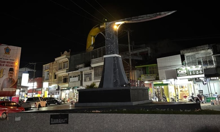 Salah satu ruas jalan perempatan di Bone, diwarnai Monumen Badik. (foto: ettaadil/*)